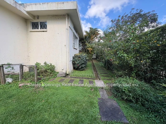 Charming 4-Bed Villa in Curepipe with Veranda & Garden