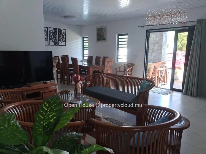 VILLA MAURICIEN NEUVE, à vendre à Calodyne, 210m², 4 chambres, piscine privée, proche de la mer, meublée, Rs.