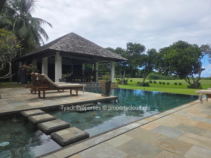 Exceptionnelle villa d architecte 600m2 avec vaste jardin paysager et piscine privée