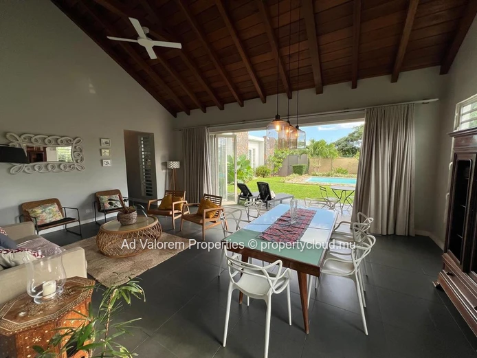 For Sale – Elegant architect-designed villa of 200 m² in Albion
