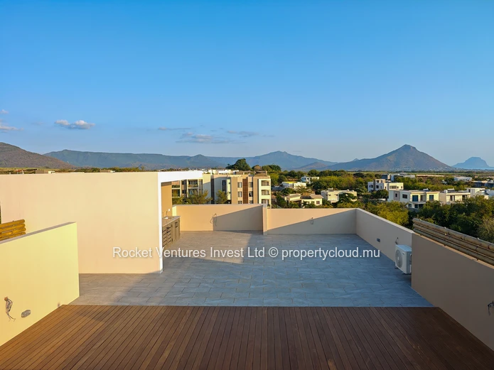 3-Bedroom Penthouse with Rooftop Jacuzzi and Sea View in Flic en Flac, West