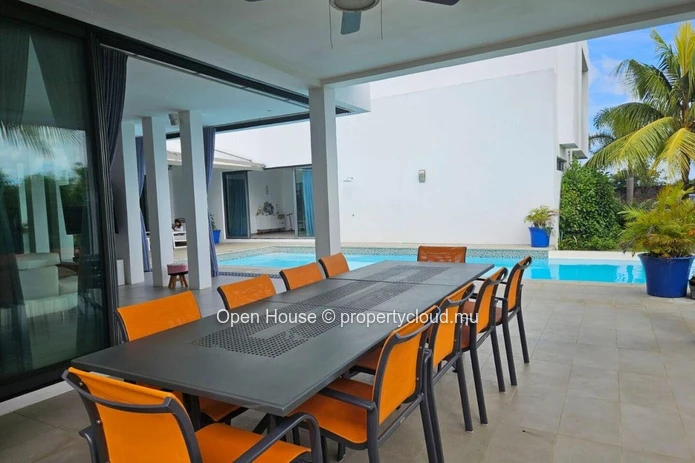 Villa RES, 5 bedrooms, 5 bathrooms, swimming Pool. Avalaible to foreigners. Grand Bay.