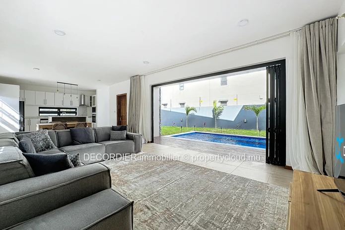 Belle maison sur deux niveaux avec une piscine