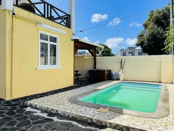 House With Pool Ideally Located