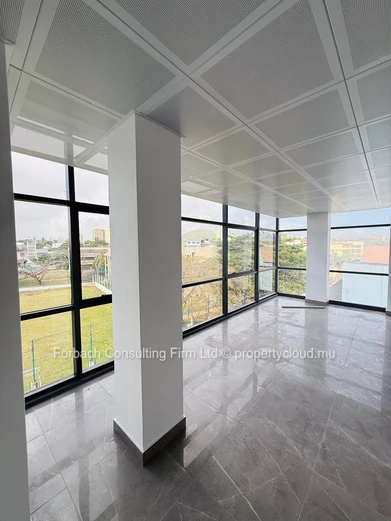 For sale : Prestigious Building ideal for offices and commerce 