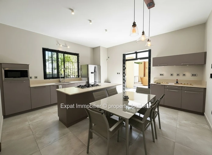 Spectacular 400 M² Villa Set In 6,000 M² Of Landscaped Gardens – Daruty Forest