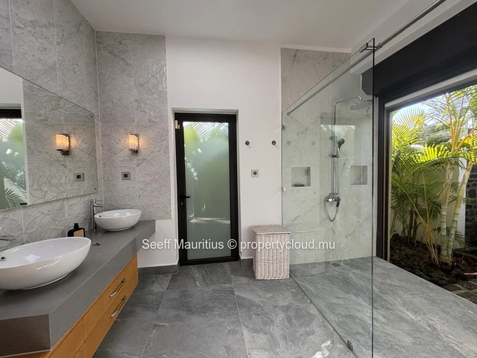 Magnifique Maison Familiale avec de Vastes Espaces de Vie Extérieurs.