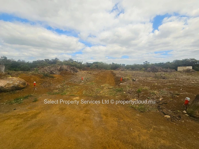 A Vendre Terrain En Pleine Propriété Idéalement Situé À Moka