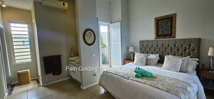 Stunning beach front apartment with two suites