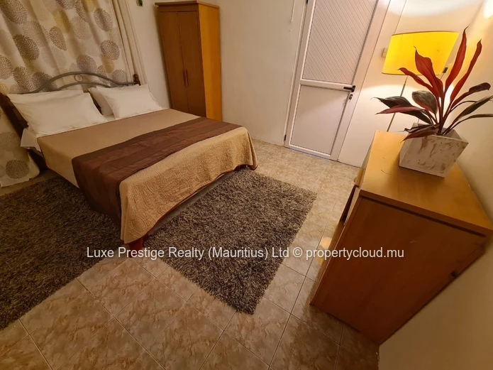 Maison rénovée 3 chambres meublée à louer à Roches Noires | Rs 33,000/mois | 5 min de la plage