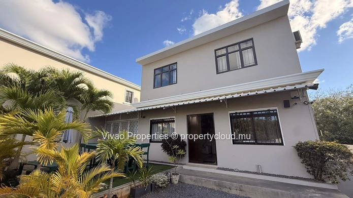 Maison principale spacieuse et élégante de 4 chambres meublée + maison d'amis de 2 chambres avec piscine privée à Per...