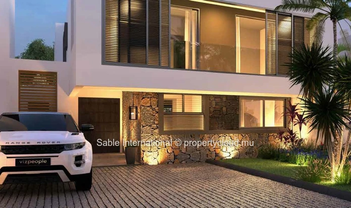 Townhouse RES à vendre à Balaclava, 298m² habitable, 375m² terrain, 4 chambres, piscine privée, parking, jardin, veranda