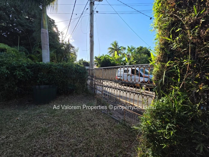 Terrain de 818 m² à vendre – Très bien situé à Quatre Bornes!