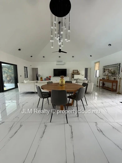 Superbe villa à vendre dans une résidence sécurisée au cœur de Tamarin, Île Maurice