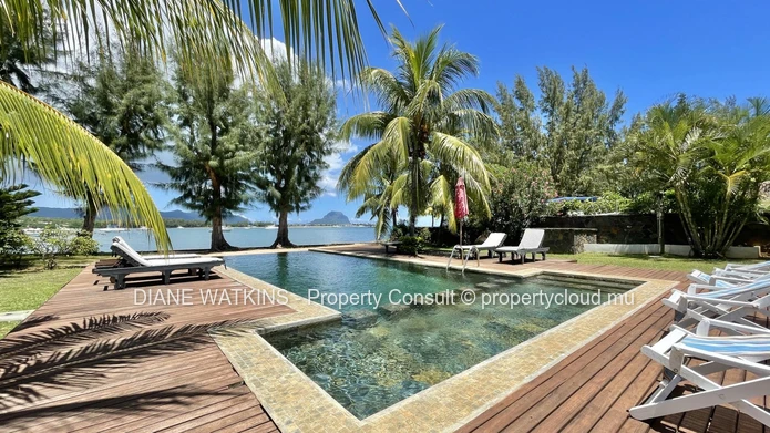 Penthouse en bord de mer à vendre à Rivière Noire | 3 chambres, vue sur la mer et terrasse spacieuse