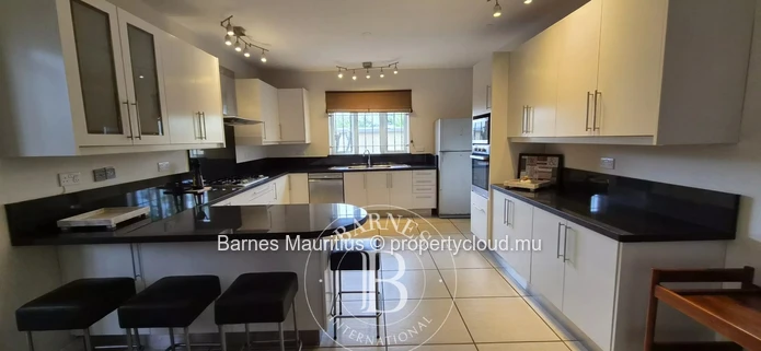 QUATRE BORNES - Maison et bureau jumelés à vendre - 450 m²