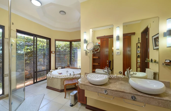High-End Villa on Tamarina Golf Course – Exclusive Estate