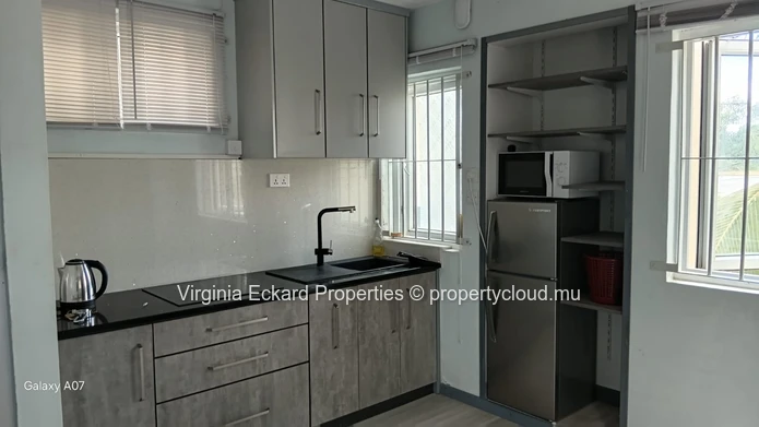 Bureau aménagé 25 m² avec kitchenette et douche – Pereybere
