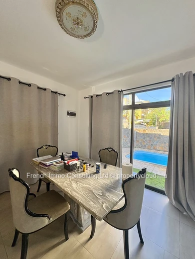 belle villa de 4 chambres, moderne , avec piscine et jardin a trou aux biches