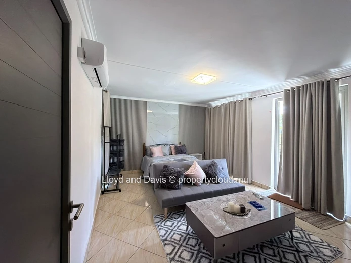 Charming One-Bedroom House in a Peaceful Green Setting in Deux-Bras