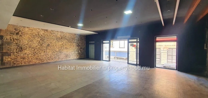 A VENDRE - Ce bâtiment commercial de 540 m2 bénéficie d'un emplacement exceptionnel au cœur de Port-Louis