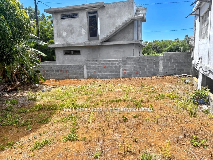 Belle Opportunité : Terrain en Coin avec Maison Inachevée à Vendre à Grand Gaube