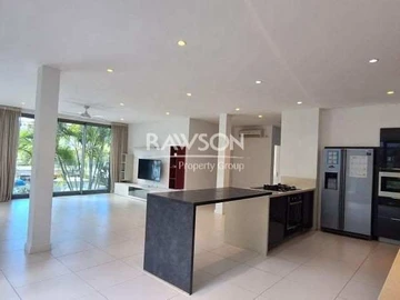 5 Bedroom Duplex To Let in Petite Riviere Noire