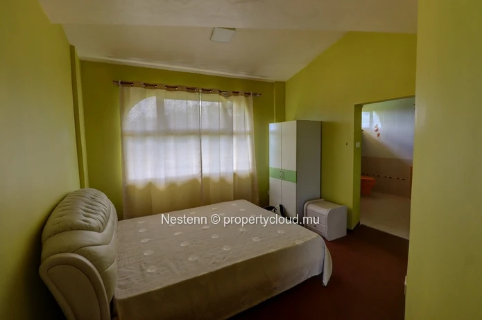 Traditional 5 bedroom house with swimming pool and garden 
