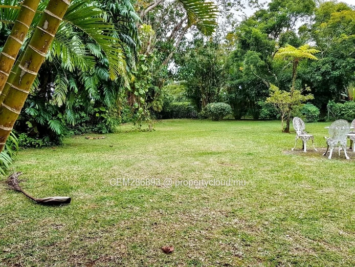 Grand terrain avec maison principale et chalet à vendre à Curepipe