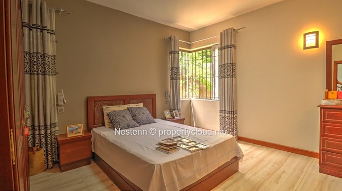 Modern single-storey villa with 6 bedrooms close to amenities.