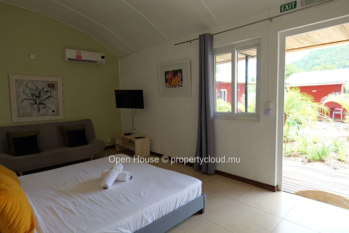 50 m² furnished studio for rent in Black River with shared swimming pool (Sole Mandate)