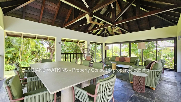 Contemporary Luxury Villa for Sale in Prestigious Golf Estate