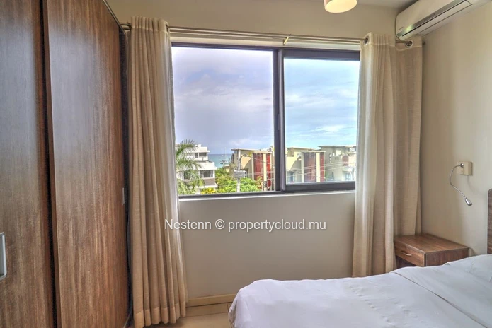 Bel appartement de trois chambres avec terrasse et vue sur la mer