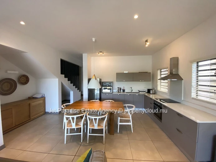 Duplex à vendre à Rivière Noire - Black River, 240m² habitables, terrain de 379m², 3 chambres, piscine privée, vue me...