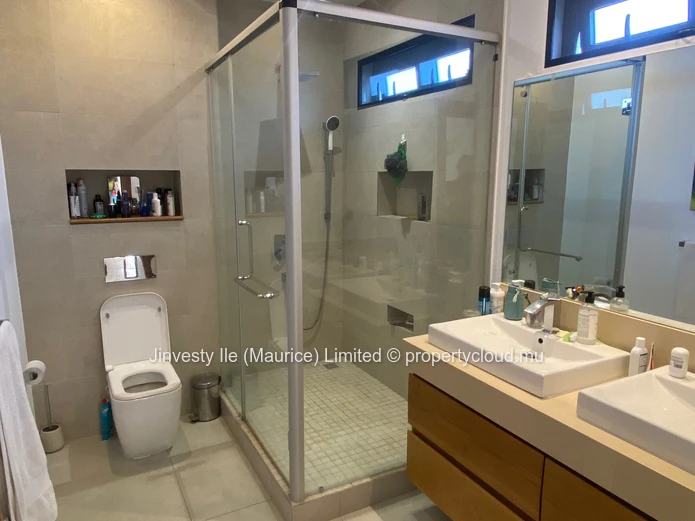 Pereybere: 171 m² apartment, 3 bedrooms, two terraces and shared pool