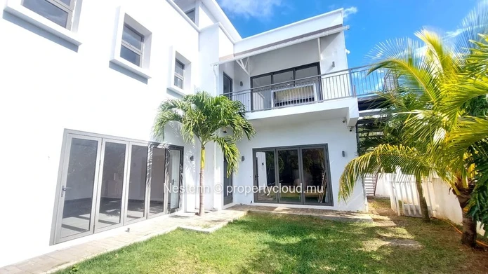 Commercial space for rent in Mon Choisy – Prime location near the golf course