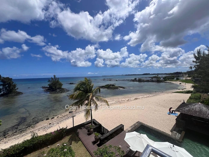 Penthouse pieds dans l'eau, vue panoramique sur la mer et la plage de trou aux biches, 3 chambres en suite. Piscine.