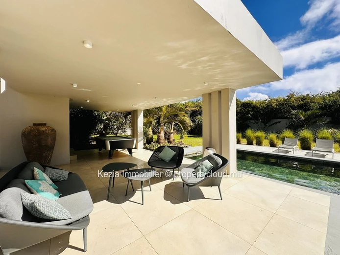 Contemporary Villa In The Heart Of An Exceptional Garden