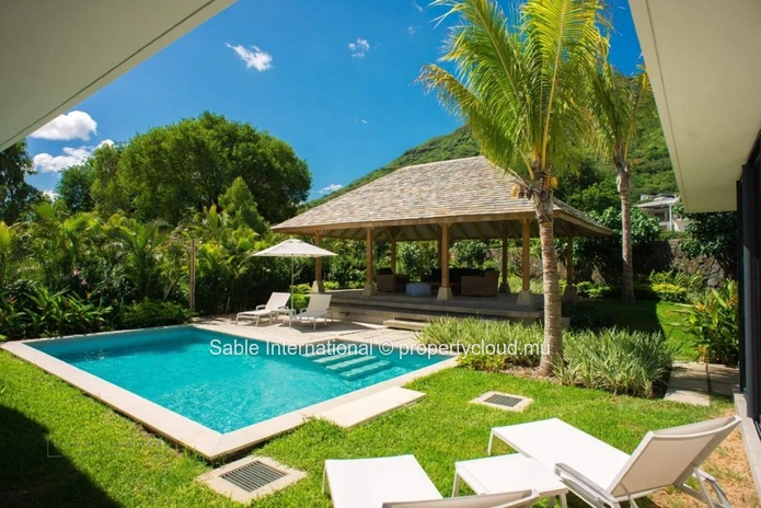 Villa PDS à vendre, Tamarin, 364m² habitables, terrain 669m², 3 chambres, piscine privée, accès mer, proche écoles