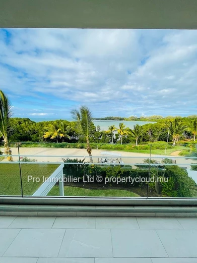 Vue imprenable sur l’océan depuis ce luxueux appartement de 3 chambres en suite au premier etage , entièrement meublé...