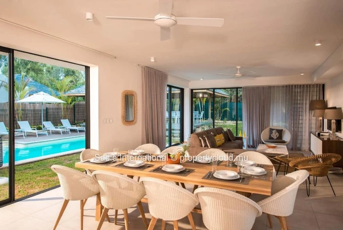 Villa PDS à vendre, Tamarin, 364m² habitables, terrain 669m², 3 chambres, piscine privée, accès mer, proche écoles