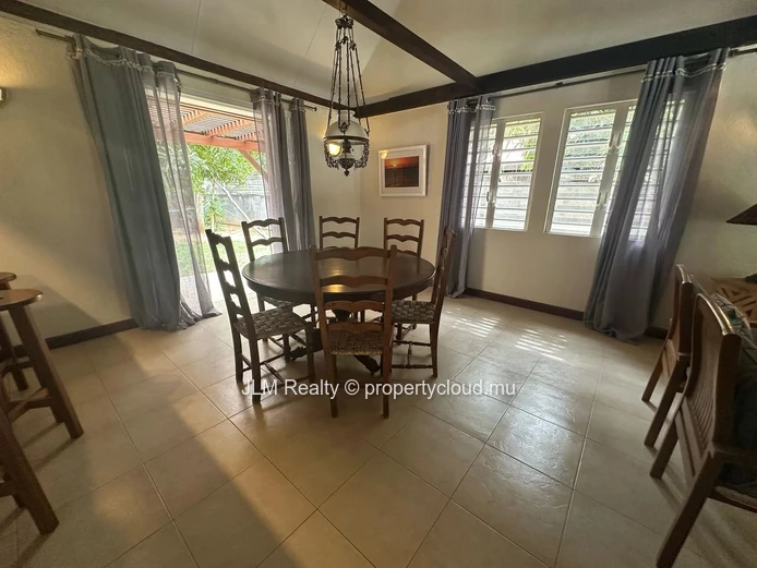 Villa à louer à Rivière Noire – Île Maurice | Résidence sécurisée avec accès mer