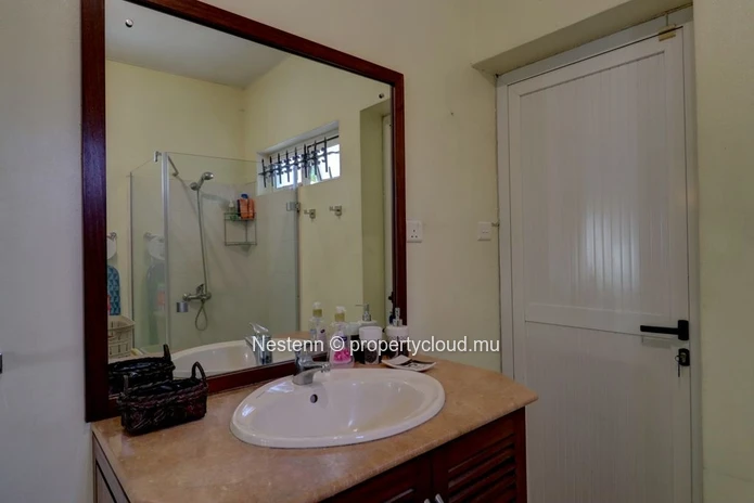 Stunning 3-bedroom duplex with sea access 