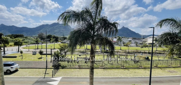 Office for Rent in Moka, offering a mountain view. Located close to the hospital and shops. Building with elevator an...