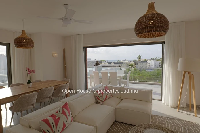 Penthouse PDS à vendre à Trou aux Biches, 345m², 3 chambres, piscine commune, accessible aux étrangers, plage, parkin...