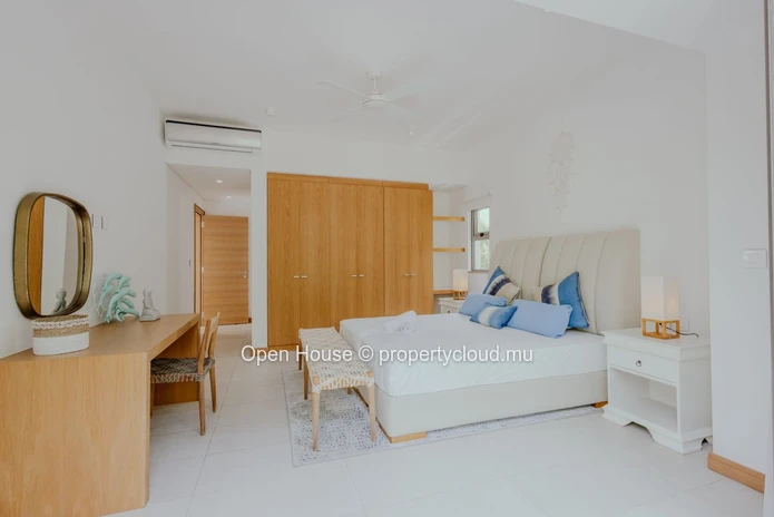 VILLA IRS à vendre à Mont Choisy, 485m² habitables, terrain de 750m², 4 chambres, piscine privée, Golf, services LP i...
