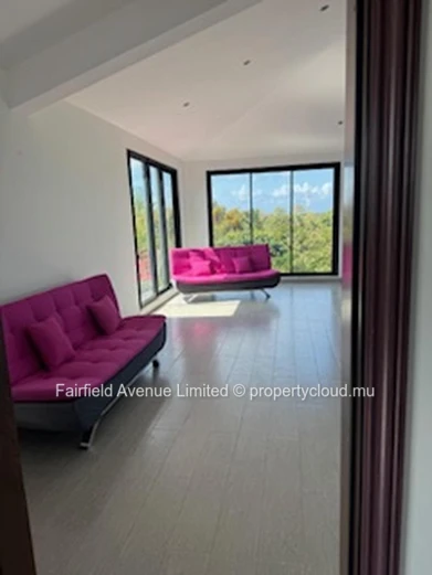 Stunning 4-Bedroom House in Roches Noires with Spacious Garden and Close to Amenities - Don't Miss Out!