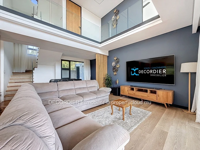 Stunning contemporary home in Calodyne, walking distance to the Sea