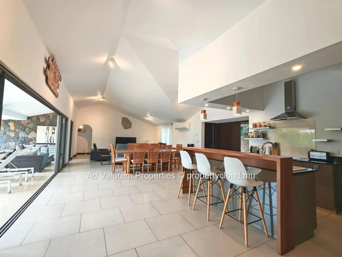 Magnifique villa 4 chambres avec piscine, jacuzzi et prestations haut de gamme – Cascavelle