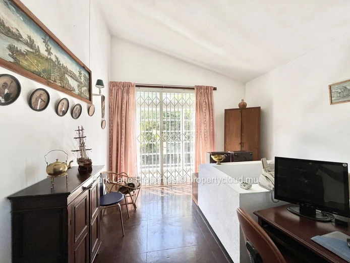 Emplacement de choix à Floreal : Maison polyvalente de 3 chambres avec potentiel d'Investissement